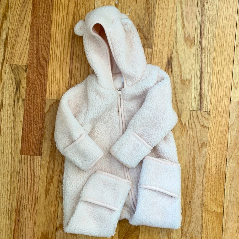 Pale pink Gap 6-12 month girls bunting, zipper works great!